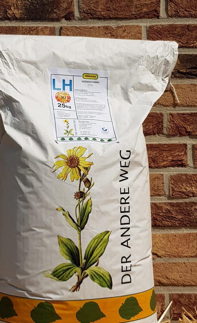 Ein 25-kg-Sack Herbamax mit botanischer Zeichnung und dem Schriftzug Der andere Weg
